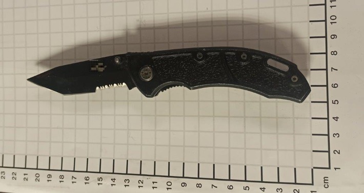 BPOL NRW: 41-Jähriger mit Messer am Gürtel - Bundespolizisten klären weiteren Diebstahl auf