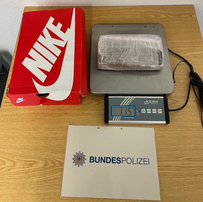 BPOL NRW: Bundespolizei nimmt 33-jährige Marokkanerin mit 1,15 Kilogramm Kokain auf der Bundesautobahn A 40 bei Straelen fest