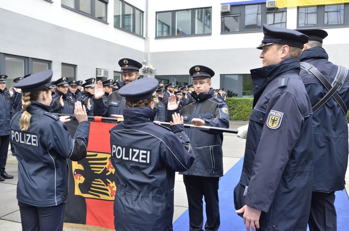 BPOLD FRA: 128 Bundespolizisten feierlich am Flughafen Frankfurt vereidigt