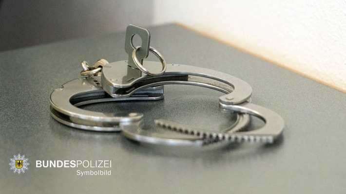 Bundespolizeidirektion München: Aggressiver Ladendieb griff Beamte an