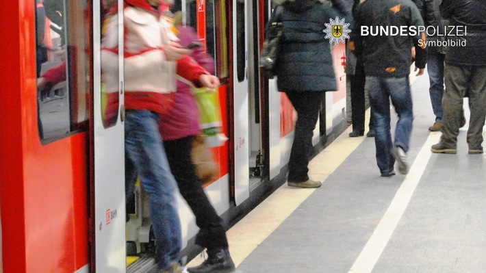 Bundespolizeidirektion München: Unfall am S-Bahn Haltepunkt Stachus / Betrunkener taumelt gegen einfahrende S-Bahn