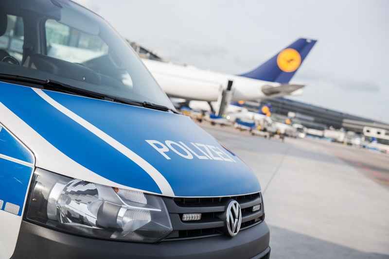 Bundespolizeidirektion München: Vom Fernbus nach Deutschland in den Flieger nach Bulgarien/ Bundespolizei ertappt Syrer mit erschlichenen Visa