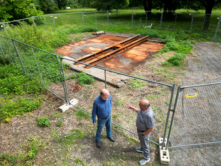 Thomas Finkeldey, Altbergbau-Spezialist des LBEG (li.), und Wolfgang Genannt vom Verein Geoenergy Celle diskutieren an der Baustelle des Schachtes Steinförde in Wietze über Geothermie.