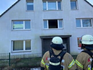 FF Bad Salzuflen: 14 Menschen bei Wohnungsbrand in Breden betroffen / Feuerwehr Bad Salzuflen ist mit 50 Einsatzkräften in der Heldmannstraße im Einsatz