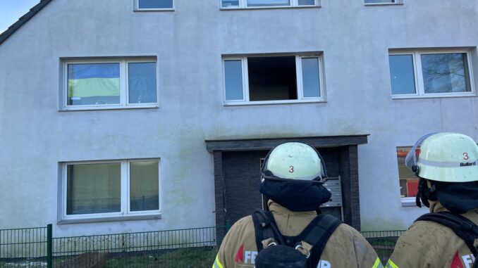 FF Bad Salzuflen: 14 Menschen bei Wohnungsbrand in Breden betroffen / Feuerwehr Bad Salzuflen ist mit 50 Einsatzkräften in der Heldmannstraße im Einsatz