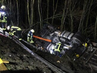 FF Bad Salzuflen: 40 Tonner stürzt metertief Böschung hinunter / Freiwillige Feuerwehr sichert Truck mit starken Seilwinden. Autobahn 2 ist für Stunden gesperrt