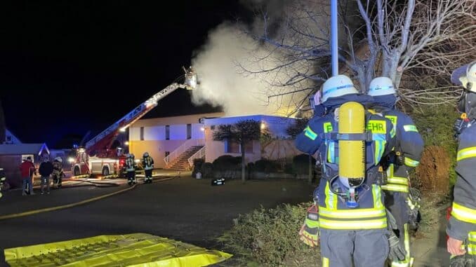 FF Bad Salzuflen: 50 Einsatzkräfte bekämpfen Dachstuhlbrand einer Gaststätte / Gebäude und Saal können durch schnelles Eingreifen der Feuerwehr gehalten werden