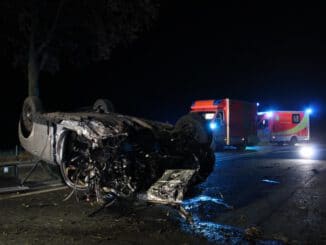 FF Bad Salzuflen: Audi bleibt nach Alleinunfall auf dem Dach liegen / Drei Menschen werden auf der Ostwestfalenstraße zwischen Bad Salzuflen und Lemgo schwer verletzt