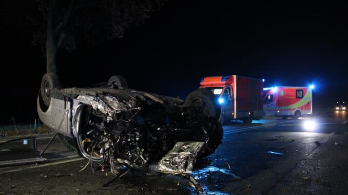 FF Bad Salzuflen: Audi bleibt nach Alleinunfall auf dem Dach liegen / Drei Menschen werden auf der Ostwestfalenstraße zwischen Bad Salzuflen und Lemgo schwer verletzt