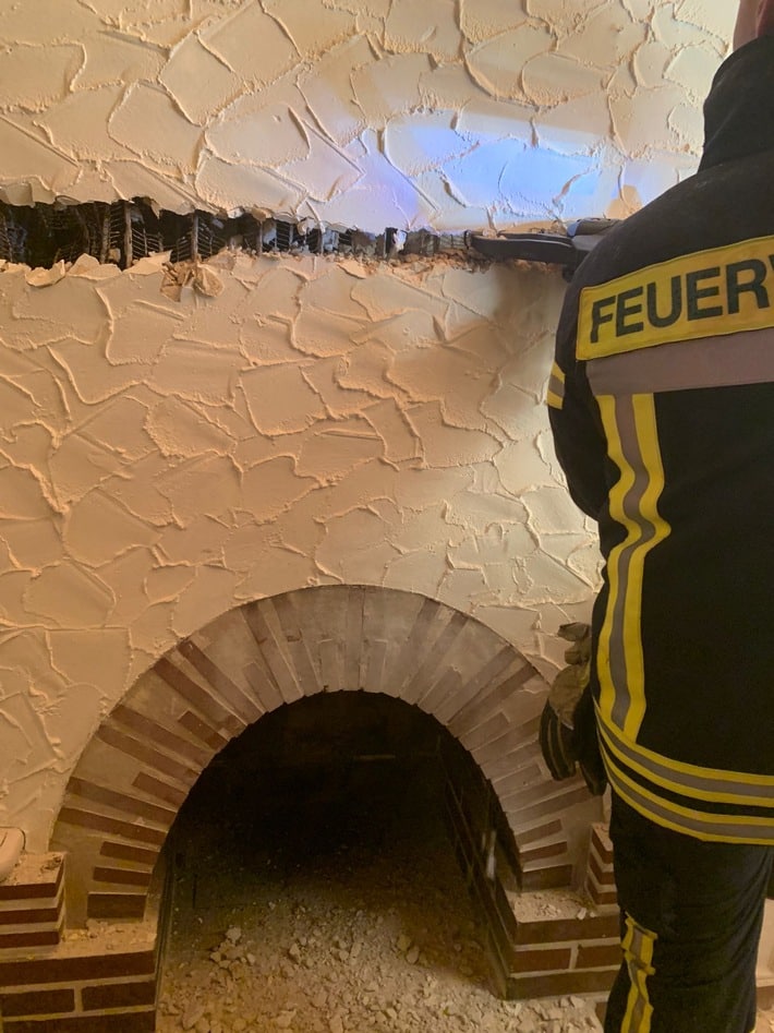 FF Bad Salzuflen: Baby-Katzen verstecken sich in Schornstein / Freiwillige Feuerwehr Bad Salzuflen befreit junge Kitte aus misslicher Lage