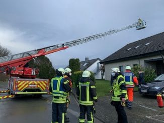 FF Bad Salzuflen: Blitzeinschlag sorgt für Stromausfall in mehreren Häusern / Feuerwehr Bad Salzuflen ist mit 55 Einsatzkräften in Wülfer-Bexten im Einsatz