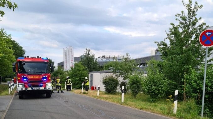 FF Bad Salzuflen: Brand in Trafohäuschen sorgt für Stromausfall in Teilen Bad Salzuflens / Freiwillige Feuerwehr ist im Lockhauser Industriegebiet im Einsatz