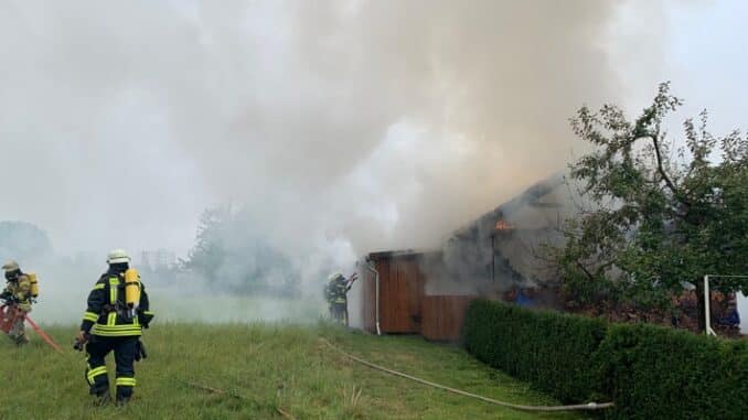 FF Bad Salzuflen: Brand vernichtet Doppelgarage in der Bad Salzufler Elkenbrede / Parallel wird die Freiwillige Feuerwehr Bad Salzuflen auch zu einem Unfall auf die A2 gerufen