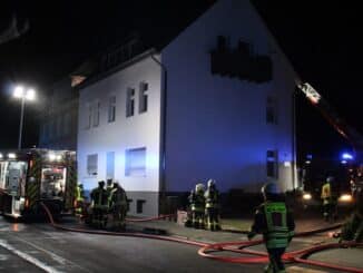 FF Bad Salzuflen: Dachstuhlbrand beschäftigt Feuerwehr am Bad Salzufler Gröchteweg / Ein Mensch wird verletzt. 50 Einsatzkräfte sind vor Ort