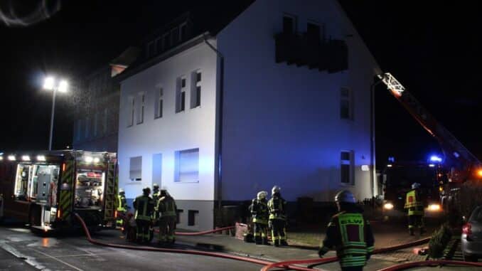 FF Bad Salzuflen: Dachstuhlbrand beschäftigt Feuerwehr am Bad Salzufler Gröchteweg / Ein Mensch wird verletzt. 50 Einsatzkräfte sind vor Ort