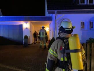 FF Bad Salzuflen: Defekte Gasleitung sorgt für Feuerwehreinsatz in der Straße &quot;Am Steinbrink&quot; / Bewohner können sich noch vor Eintreffen der Einsatzkräfte unverletzt in Sicherheit bringen