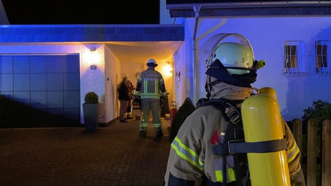 FF Bad Salzuflen: Defekte Gasleitung sorgt für Feuerwehreinsatz in der Straße &quot;Am Steinbrink&quot; / Bewohner können sich noch vor Eintreffen der Einsatzkräfte unverletzt in Sicherheit bringen