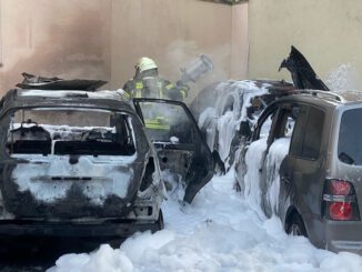 FF Bad Salzuflen: Drei Autos brennen in Bad Salzufler Innenstadt