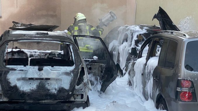 FF Bad Salzuflen: Drei Autos brennen in Bad Salzufler Innenstadt