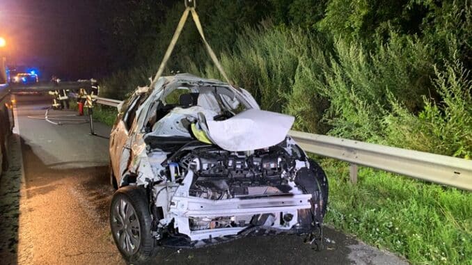 FF Bad Salzuflen: Drei Menschen bei Unfall auf der A2 verletzt / Autobahn ist für rund zwei Stunden in Fahrtrichtung Dortmund gesperrt