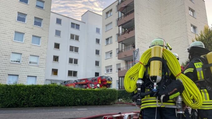 FF Bad Salzuflen: Ein Mensch bei Küchenbrand durch Rauchgas verletzt / Feuerwehr Bad Salzuflen ist am Gröchteweg im Einsatz. Parallel geht es zu einer ausgelösten Brandmeldeanlage