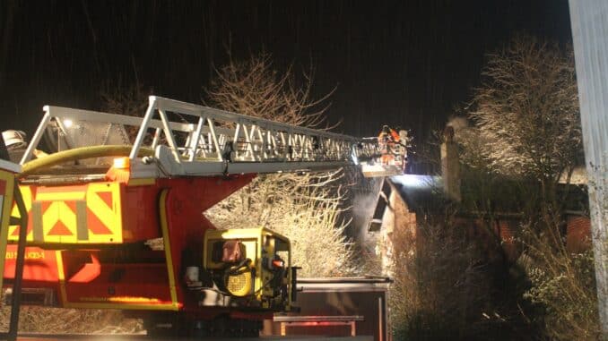 FF Bad Salzuflen: Feuer zerstört Bahngebäude / Freiwillige Feuerwehr Bad Salzuflen ist über Stunden mit 80 Kräften im Industriegebiet Holzhausen im Einsatz