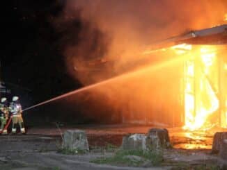 FF Bad Salzuflen: Feuer zerstört bei Großbrand Lagerhalle in Schötmar / Feuerwehr ist mit 110 Einsatzkräften über mehrere Stunden in der Ladestraße aktiv