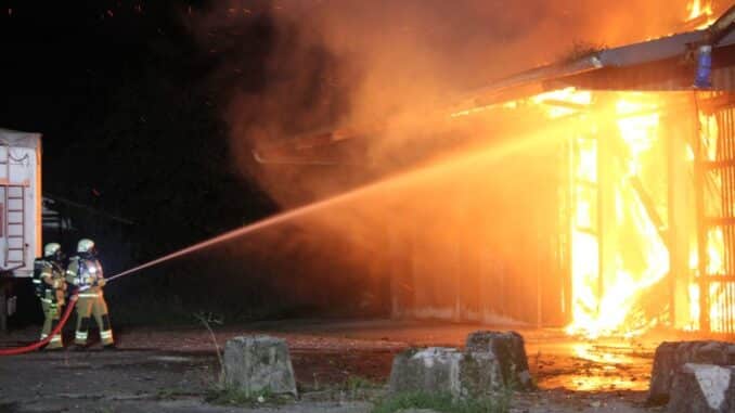 FF Bad Salzuflen: Feuer zerstört bei Großbrand Lagerhalle in Schötmar / Feuerwehr ist mit 110 Einsatzkräften über mehrere Stunden in der Ladestraße aktiv