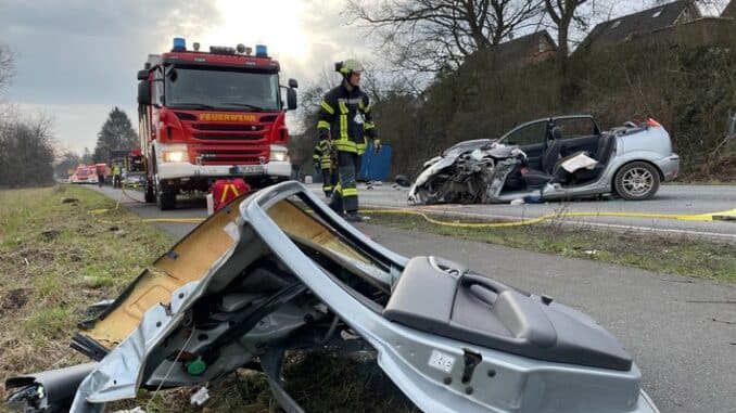 FF Bad Salzuflen: Feuerwehr befreit Fordfahrer nach schwerem Unfall aus seinem Wagen / Lkw landet nach Aufprall im Graben. B 239 in Bad Salzuflen ist für mehrere Stunden voll gesperrt