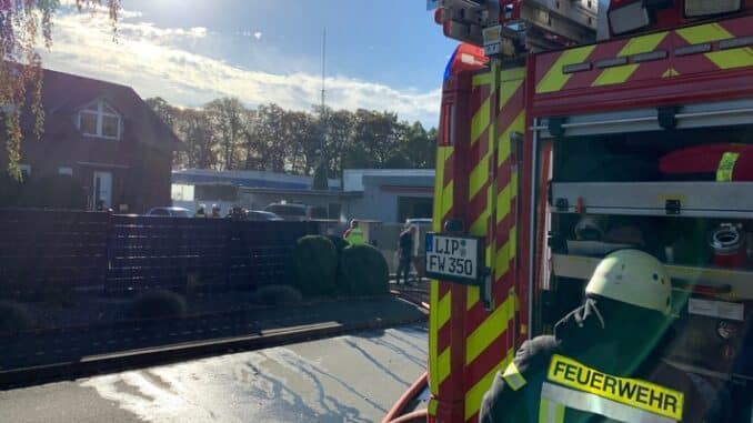 FF Bad Salzuflen: Feuerwehr rettet zwei Kaninchen nach Kellerbrand / 50 Kräfte sind im Holzhauser Industriegebiet im Einsatz