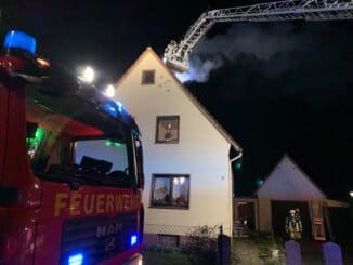 FF Bad Salzuflen: Funkenflug nach Kaminbrand in Werl-Aspe / Bewohner eines Mehrfamilienhauses können sich unverletzt ins Freie retten