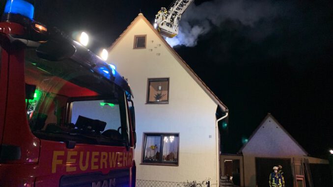 FF Bad Salzuflen: Funkenflug nach Kaminbrand in Werl-Aspe / Bewohner eines Mehrfamilienhauses können sich unverletzt ins Freie retten
