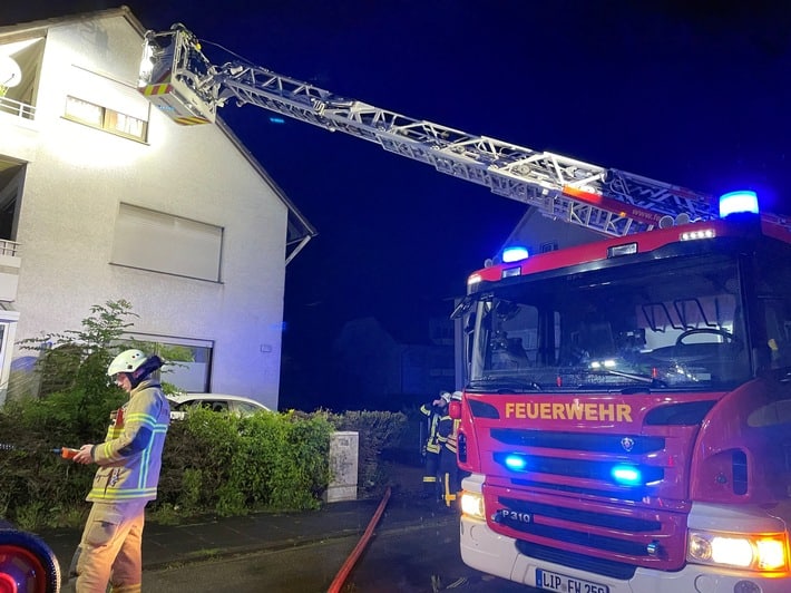 FF Bad Salzuflen: Heimrauchmelder rettet Salzufler mutmaßlich das Leben / In der Ahornstraße brennt in der Nacht zum Montag Essen auf Herd