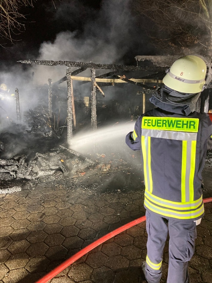FF Bad Salzuflen: Holzschuppen brennt in Lockhausen vollständig aus / Feuerwehr Bad Salzuflen ist mit 25 Einsatzkräften über mehrere Stunden im Einsatz