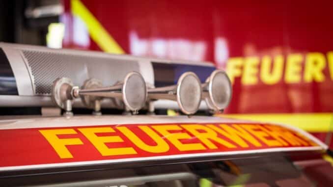 FF Bad Salzuflen: Kindergarten nach Gasgeruch evakuiert / 33 Kinder werden durch ihre Betreuerinnen vorbildlich ins Freie gebracht