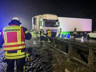 FF Bad Salzuflen: Korrektur: LKW bleibt nach schwerem Unfall auf Leitplanke stehen / Unfallstelle lag unweit des Parkplatzes Herford