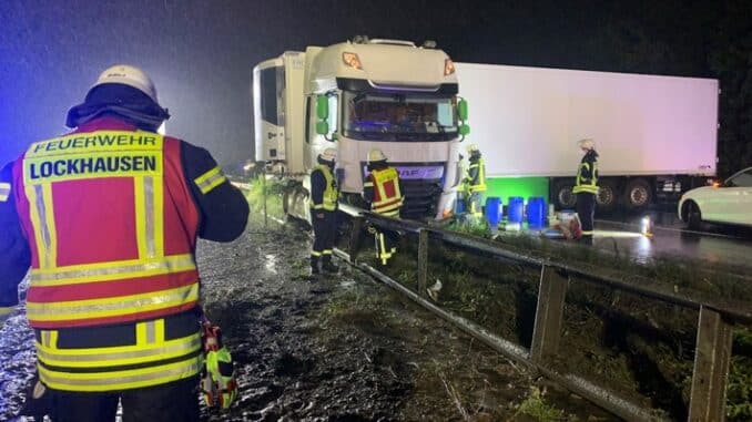 FF Bad Salzuflen: Korrektur: LKW bleibt nach schwerem Unfall auf Leitplanke stehen / Unfallstelle lag unweit des Parkplatzes Herford
