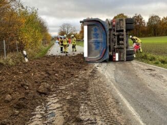 FF Bad Salzuflen: Lkw landet in Grastrup-Hölsen auf der Seite / Ein Mensch wird bei Unfall am Mittwochmorgen verletzt