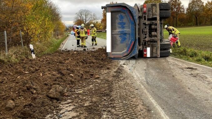 FF Bad Salzuflen: Lkw landet in Grastrup-Hölsen auf der Seite / Ein Mensch wird bei Unfall am Mittwochmorgen verletzt