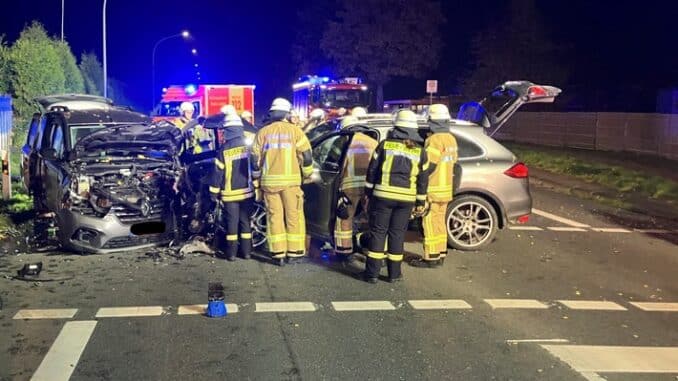 FF Bad Salzuflen: Mehrere Verletzte nach Verkehrsunfall auf Bundestraße 239 / Freiwillige Feuerwehr Bad Salzuflen ist mit 40 Kräften im Einsatz