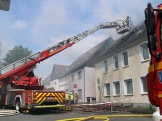 FF Bad Salzuflen: Mensch stirbt bei Feuer in Bad Salzufler Innenstadt / 60 Einsatzkräfte bekämpfen Brand in Mehrfamilienhaus