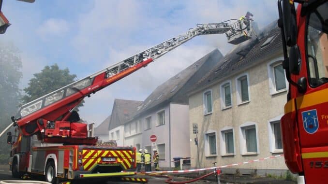 FF Bad Salzuflen: Mensch stirbt bei Feuer in Bad Salzufler Innenstadt / 60 Einsatzkräfte bekämpfen Brand in Mehrfamilienhaus