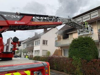 FF Bad Salzuflen: Mensch stirbt bei Wohnungsbrand in Bad Salzuflen / Mehrstündiger Feuerwehreinsatz der Breslauer Straße
