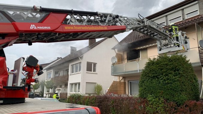 FF Bad Salzuflen: Mensch stirbt bei Wohnungsbrand in Bad Salzuflen / Mehrstündiger Feuerwehreinsatz der Breslauer Straße