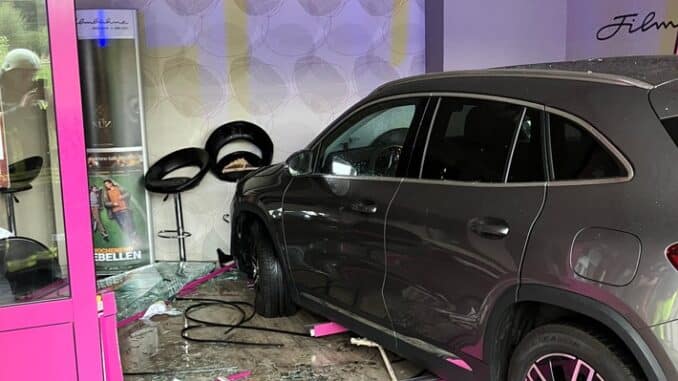 FF Bad Salzuflen: Mercedesfahrer durchbricht Scheiben eines Kinos in Bad Salzuflen / Mann landet nach kuriosem Unfall filmreif in der &quot;Filmbühne&quot;