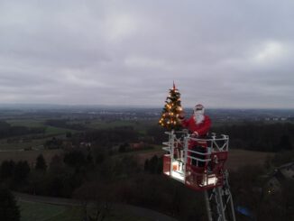 FF Bad Salzuflen: Mit 232 Metern der höchste Tannenbaum der Stadt / Freiwillige Feuerwehr Bad Salzuflen bringt den Weihnachtsmann samt Baum mittels Drehleiter in luftige Höhe