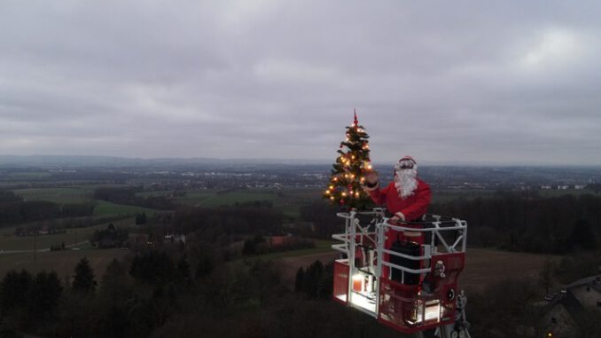 FF Bad Salzuflen: Mit 232 Metern der höchste Tannenbaum der Stadt / Freiwillige Feuerwehr Bad Salzuflen bringt den Weihnachtsmann samt Baum mittels Drehleiter in luftige Höhe