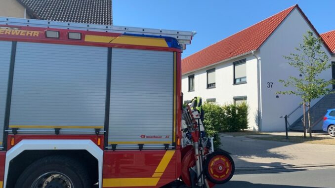 FF Bad Salzuflen: Mitarbeiter einer Einrichtung für Menschen mit Beeinträchtigungen bei Zimmerbrand verletzt / 16 Bewohner evakuiert. Feuerwehr ist mit 30 Einsatzkräften vor Ort