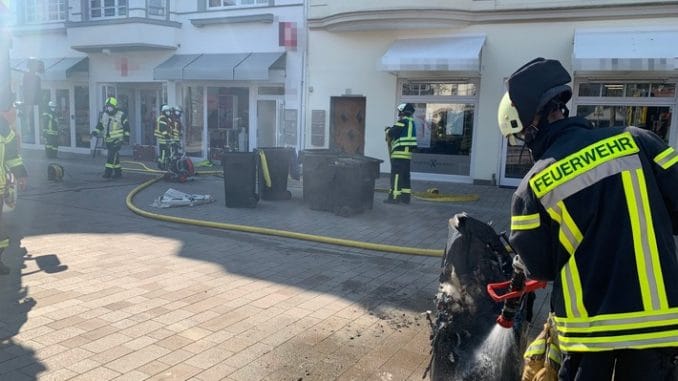 FF Bad Salzuflen: Mülltonne brennt in Mehrfamilienhaus / Treppenraum wird stark verraucht. 40 Kräfte sind an der &quot;Steege&quot; unweit der Fußgängerzone im Einsatz