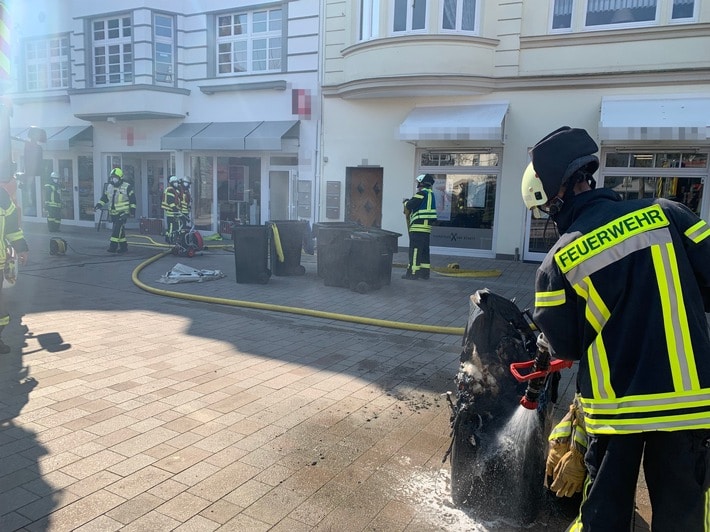 FF Bad Salzuflen: Mülltonne brennt in Mehrfamilienhaus / Treppenraum wird stark verraucht. 40 Kräfte sind an der &quot;Steege&quot; unweit der Fußgängerzone im Einsatz